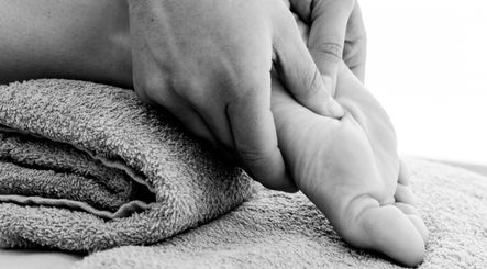 Massagem nos pés com toalha em Daniela Massagista - Torres Novas, Santarém, PT.