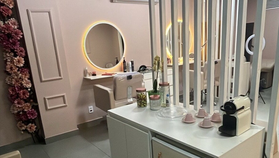 Interior moderno do Medeiros Hair Studio em São Paulo, com espelhos iluminados e decoração elegante.