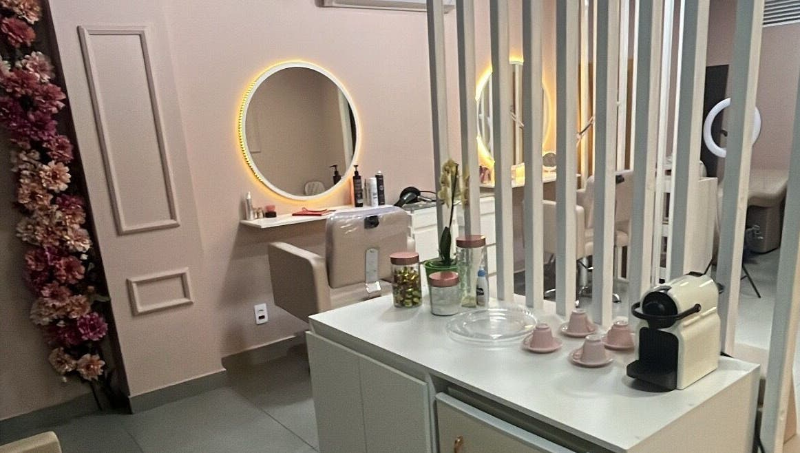 Interior moderno do Medeiros Hair Studio em São Paulo, com espelhos iluminados e decoração elegante.