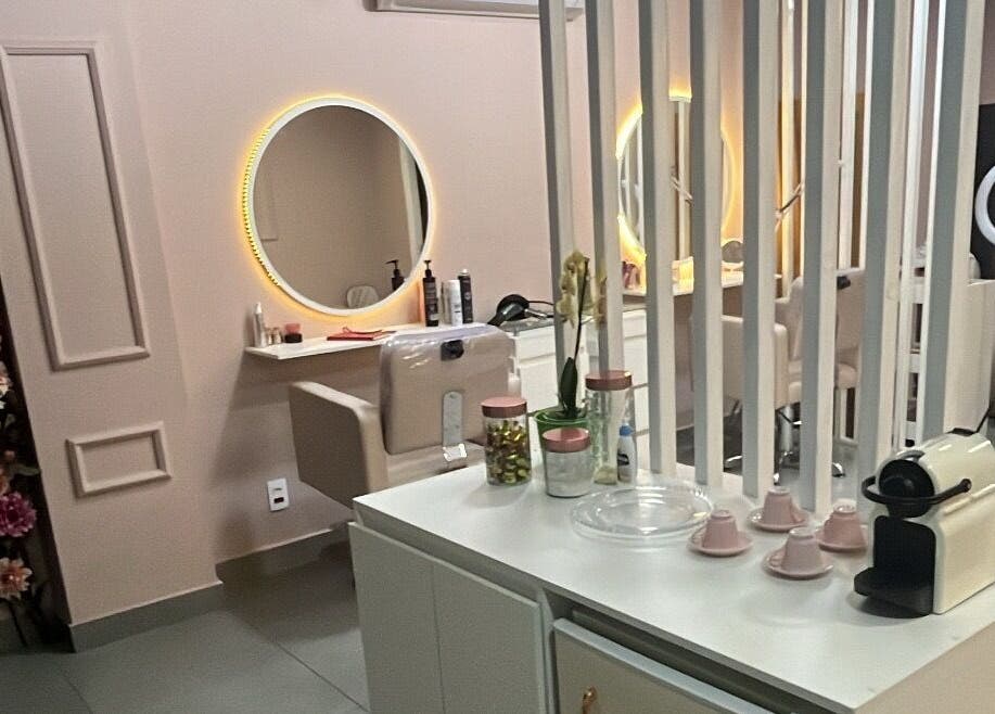 Interior moderno do Medeiros Hair Studio em São Paulo, com espelhos iluminados e decoração elegante.