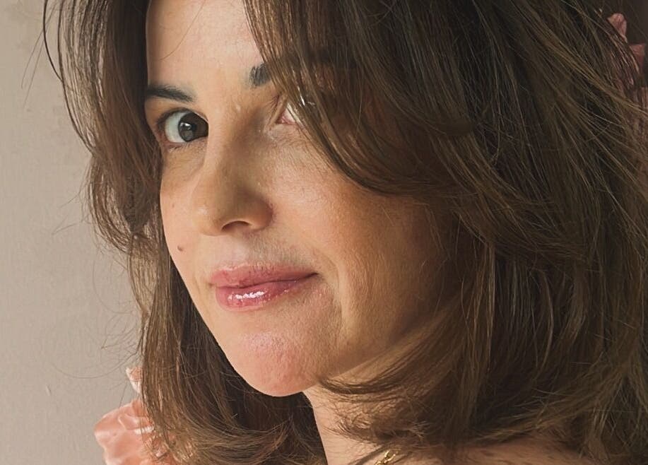 Cliente feliz no Medeiros Hair Studio em São Paulo, São Paulo, BR, com penteado sofisticado.