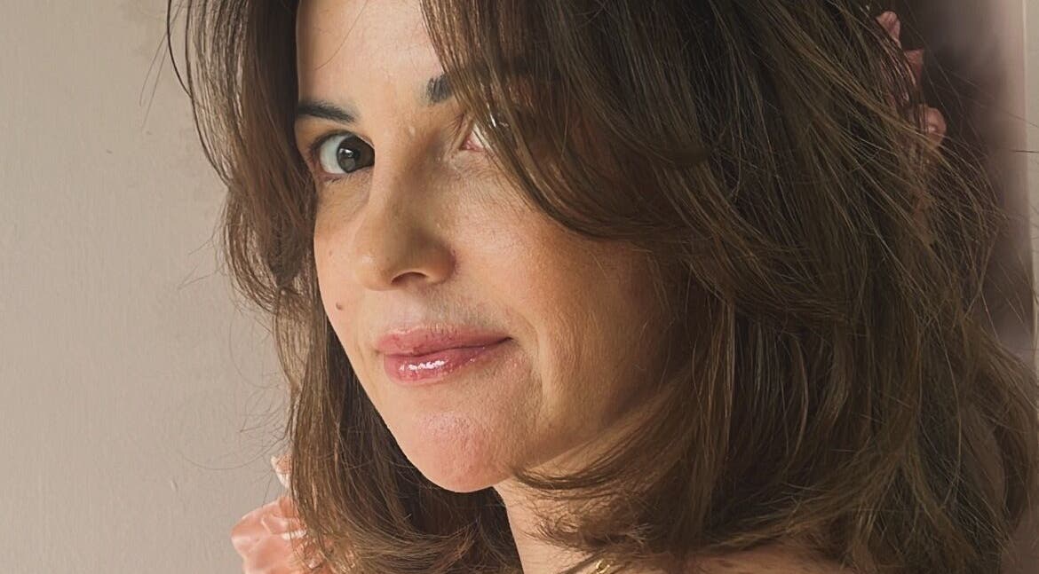 Cliente feliz no Medeiros Hair Studio em São Paulo, São Paulo, BR, com penteado sofisticado.