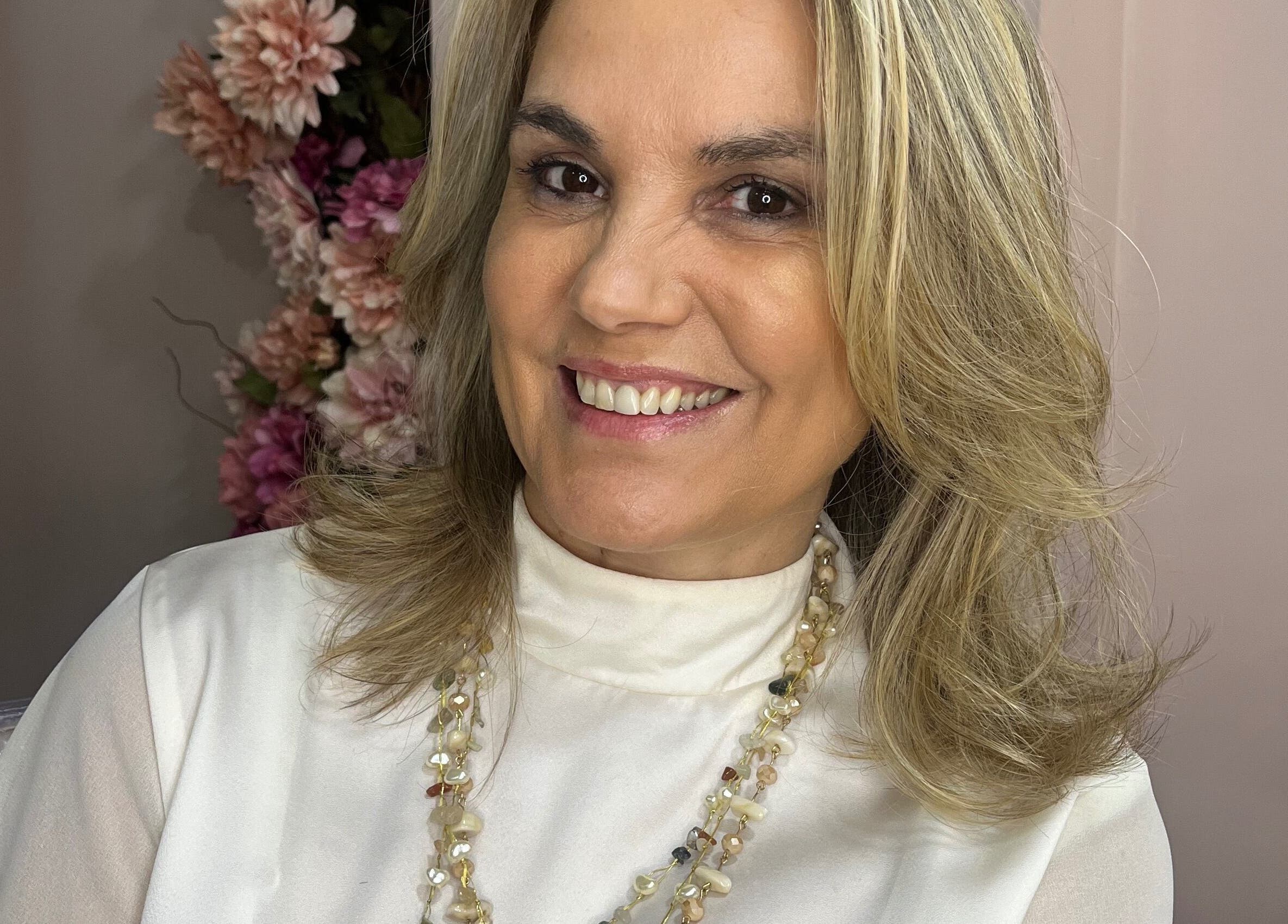 Cliente feliz no Medeiros Hair Studio após tratamento, São Paulo, São Paulo, BR.