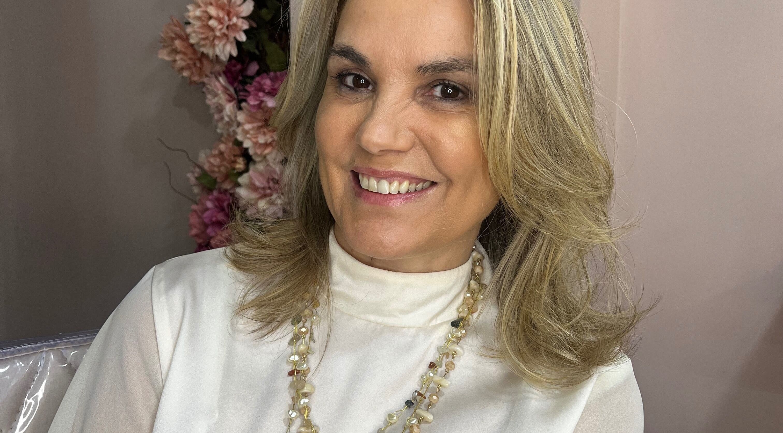 Cliente feliz no Medeiros Hair Studio após tratamento, São Paulo, São Paulo, BR.