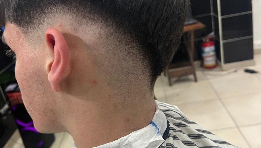 Corte de cabello fade en Spartanos Barber, Buenos Aires, Ciudad Autónoma De Buenos Aires, AR.