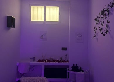 Sala de bienestar en Ineslusiano.beauty, Alcorcón, Comunidad De Madrid, ES, con luz tenue y decoración natural.