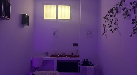 Sala de bienestar en Ineslusiano.beauty, Alcorcón, Comunidad De Madrid, ES, con luz tenue y decoración natural.