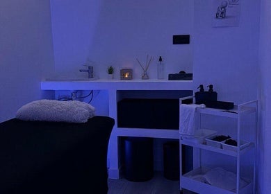 Sala de tratamiento tranquila iluminada en azul en Ineslusiano.beauty, Alcorcón, Comunidad De Madrid, ES.
