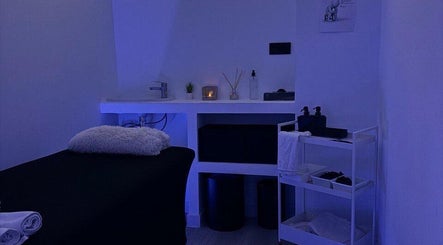 Sala de tratamiento tranquila iluminada en azul en Ineslusiano.beauty, Alcorcón, Comunidad De Madrid, ES.
