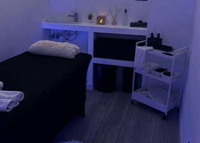 Sala de tratamiento en Ineslusiano.beauty, Alcorcón, Comunidad De Madrid, ES, con iluminación relajante.