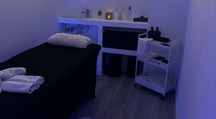 Sala de tratamiento en Ineslusiano.beauty, Alcorcón, Comunidad De Madrid, ES, con iluminación relajante.