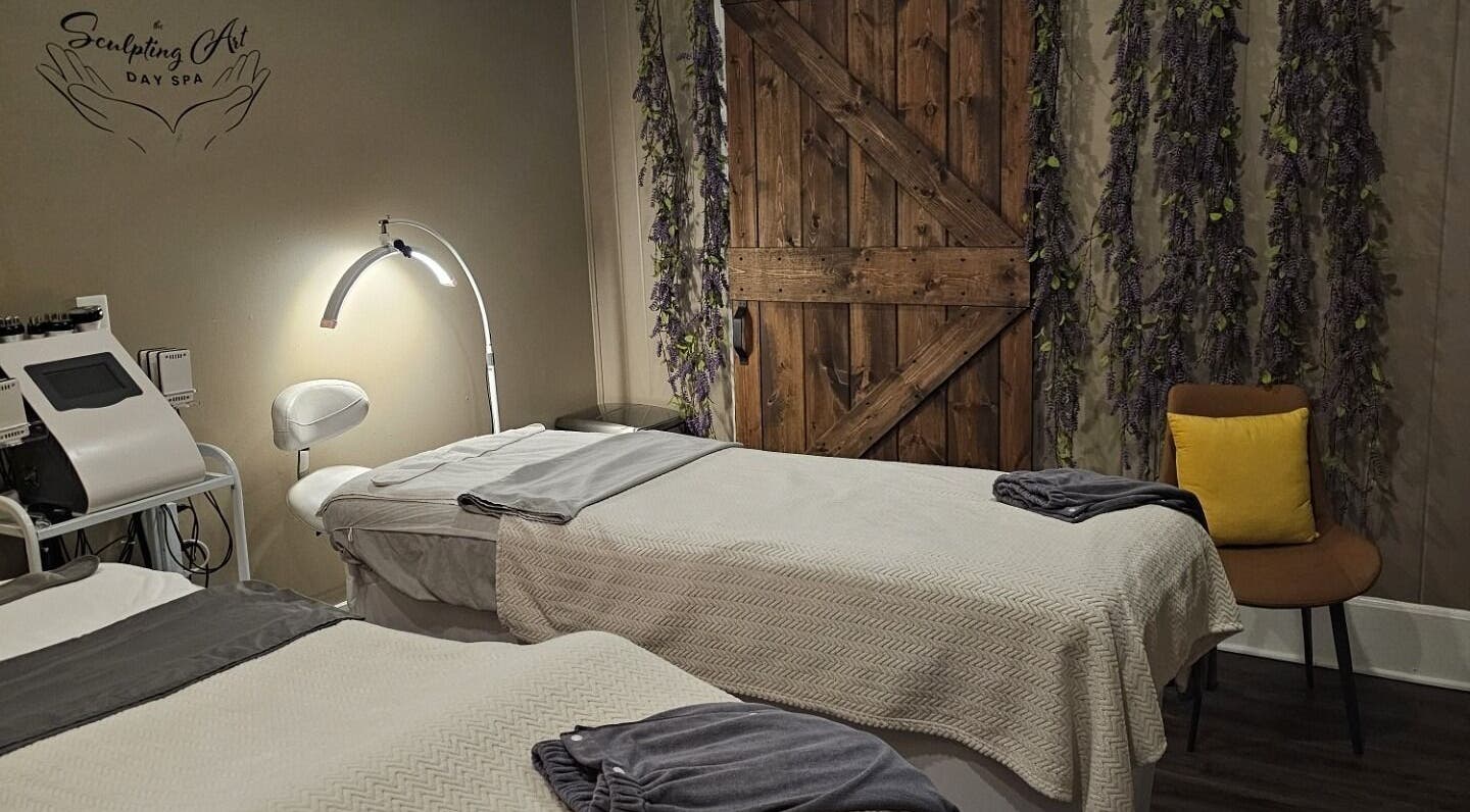 Relaxing massage room at TheSculptingArt Day Spa in Hendersonville, TN, US with calming decor.