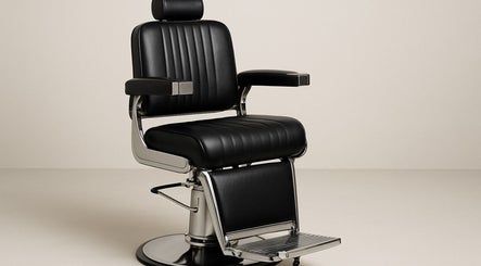 Elegant zwarte kappersstoel in Barber shop Rik, Putte, Vlaanderen, BE.