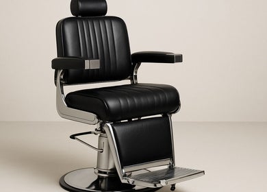 Moderne zwarte kappersstoel bij Barber shop Rik in Putte, Vlaanderen, BE, biedt comfort en stijl.