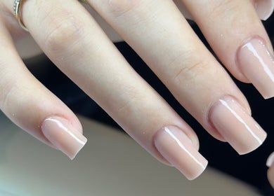 Manucure élégante nude chez AlexaNails, Aulnay-sous-bois, Île-de-france, FR.