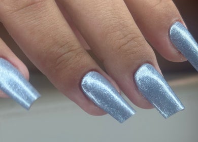 Manucure argentée élégante chez AlexaNails à Aulnay-sous-bois, Île-de-france, FR.