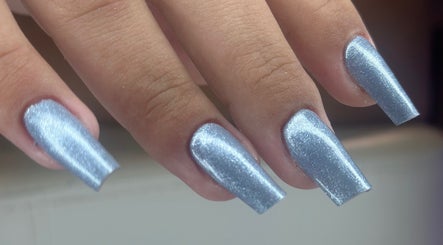Manucure argentée élégante chez AlexaNails à Aulnay-sous-bois, Île-de-france, FR.
