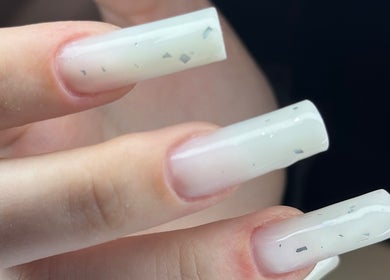 Manucure élégante avec motifs blancs chez AlexaNails à Aulnay-sous-bois, Île-de-France, FR.