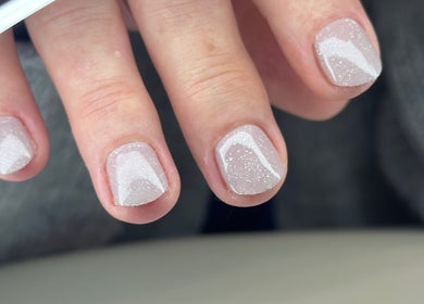 Jolie manucure pailletée chez AlexaNails à Aulnay-sous-bois, Île-de-France, FR. Brillance et élégance garanties.