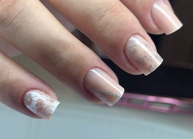 Nail art élégant chez AlexaNails à Aulnay-sous-bois, Île-de-france, FR. Manucure raffinée et créative.
