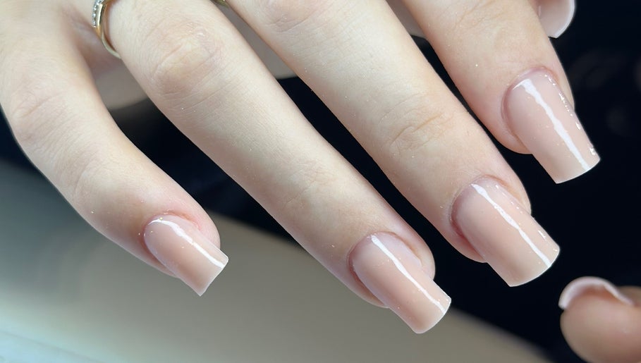 Manucure raffinée à AlexaNails, Aulnay-sous-bois, Île-de-france, FR, sublime finition brillante.