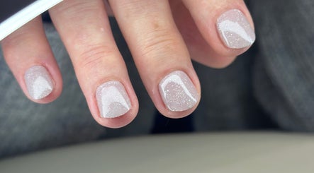 Manucure scintillante chez AlexaNails, Aulnay-sous-bois, Île-de-France, FR avec vernis pailleté unique.