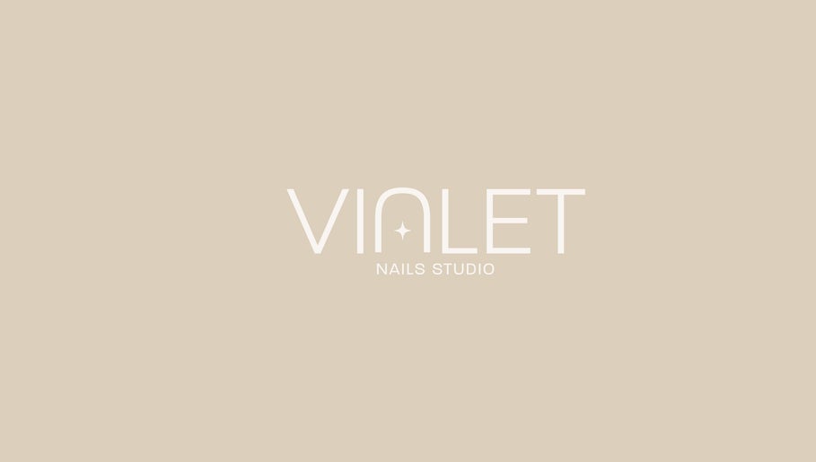 Logotipo de Vialet Nails Studio ubicado en Santiago De Surco, Provincia De Lima, PE, sobre fondo beige.