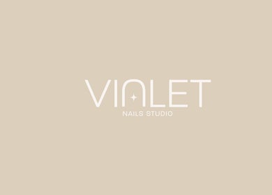 Logotipo de Vialet Nails Studio ubicado en Santiago De Surco, Provincia De Lima, PE, sobre fondo beige.