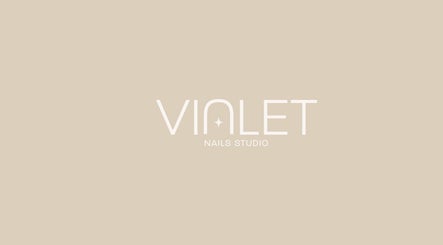 Logotipo de Vialet Nails Studio ubicado en Santiago De Surco, Provincia De Lima, PE, sobre fondo beige.