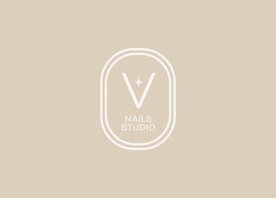 Logotipo de Vialet Nails Studio en Santiago De Surco, Provincia De Lima, PE, sobre fondo beige.