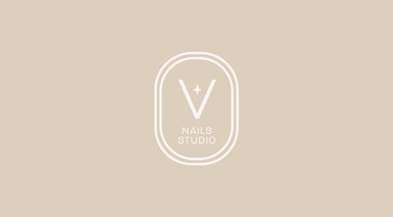 Logotipo de Vialet Nails Studio en Santiago De Surco, Provincia De Lima, PE, sobre fondo beige.