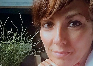 Portrait d'une femme charmante au salon De Simone Arianna, Soisy-sous-Montmorency, Île-de-France, FR.