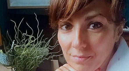 Portrait d'une femme charmante au salon De Simone Arianna, Soisy-sous-Montmorency, Île-de-France, FR.