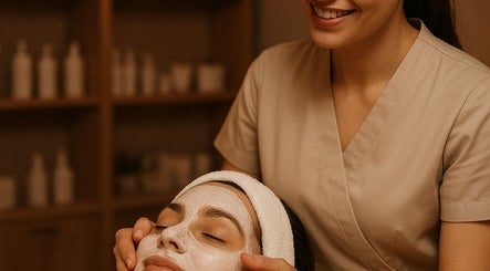 Facial treatment at Demo Salon, Coimbra, Coimbra, PT with a relaxing mask application.