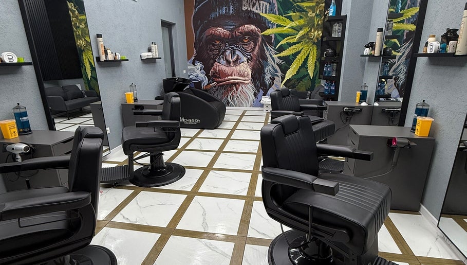 Interior modern al BUCATTI BARBERSHOP BY EL NINO, Popești-Leordeni, cu scaune și decor vibrant.