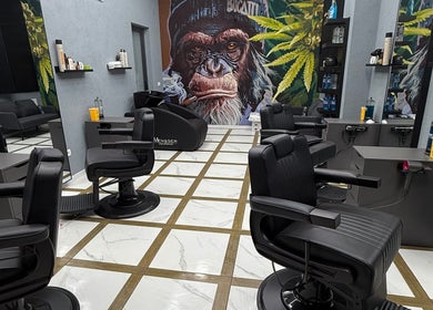 Interior modern al BUCATTI BARBERSHOP BY EL NINO, Popești-Leordeni, cu scaune și decor vibrant.