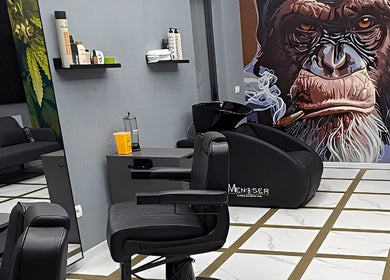 Interior modern decor la BUCATTI BARBERSHOP BY EL NINO, Popești-leordeni, Județul Ilfov, RO, cu pictură murală primată.