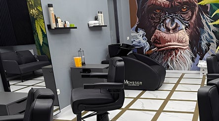 Interior modern decor la BUCATTI BARBERSHOP BY EL NINO, Popești-leordeni, Județul Ilfov, RO, cu pictură murală primată.