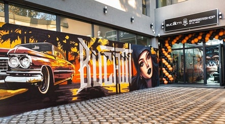 Graffiti vibrant la BUCATTI BARBERSHOP BY EL NINO, Popești-leordeni, Județul Ilfov, RO lângă intrare.