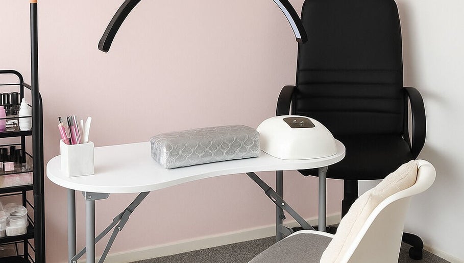Spațiu modern de manichiură la Next Touch Studio, Bootle, England, GB cu scaun ergonomic și instrumente profesionale.