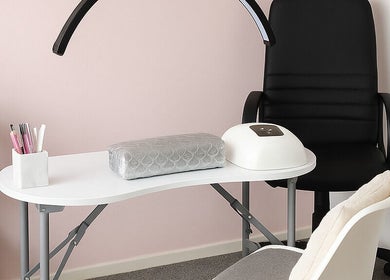 Spațiu modern de manichiură la Next Touch Studio, Bootle, England, GB cu scaun ergonomic și instrumente profesionale.