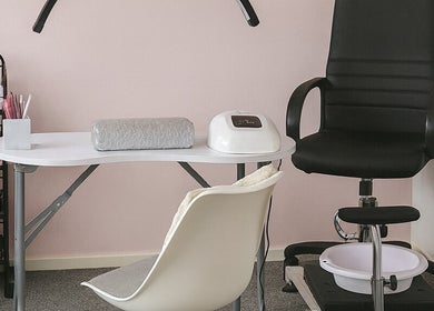 Zona de manichiură la Next Touch Studio, Bootle, England, GB, cu mobilier elegant și echipamente moderne.