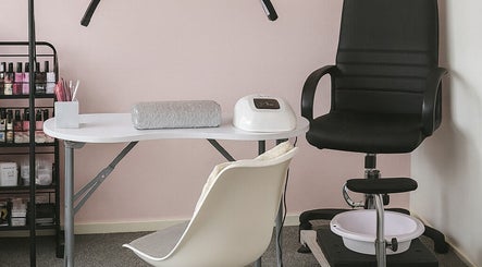 Zona de manichiură la Next Touch Studio, Bootle, England, GB, cu mobilier elegant și echipamente moderne.