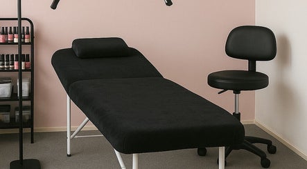 Salon de masaj la Next Touch Studio, Bootle, England, GB, cu pat modern și scaun confortabil.