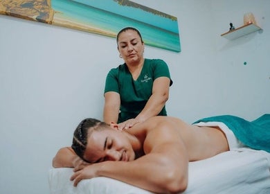 Therapist giving a relaxing massage at Kundalini Spa Aruba, Noord, US. Experience serenity and luxury.