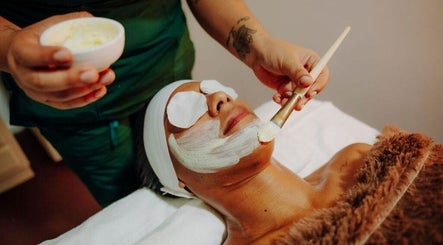 Relaxing facial treatment at Massage Therapy Kundalini in Noord, US, enhances skin health and tranquility.