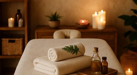 Einladender Massagetisch bei Mobile Massage & Wellness, Berlin, Berlin, DE, mit Kerzen und Ölen.