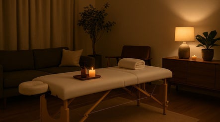 Gemütlicher Massageraum bei Mobile Massage & Wellness in Berlin, Berlin, DE mit Kerzenbeleuchtung und Pflanzen.