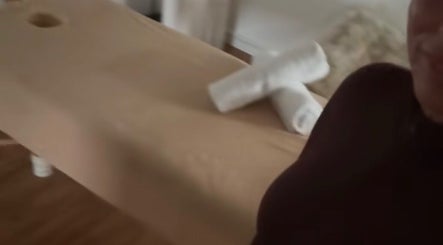 Table de massage avec serviettes chez Bien être à domicile, Saint-gratien, Île-de-france, FR.