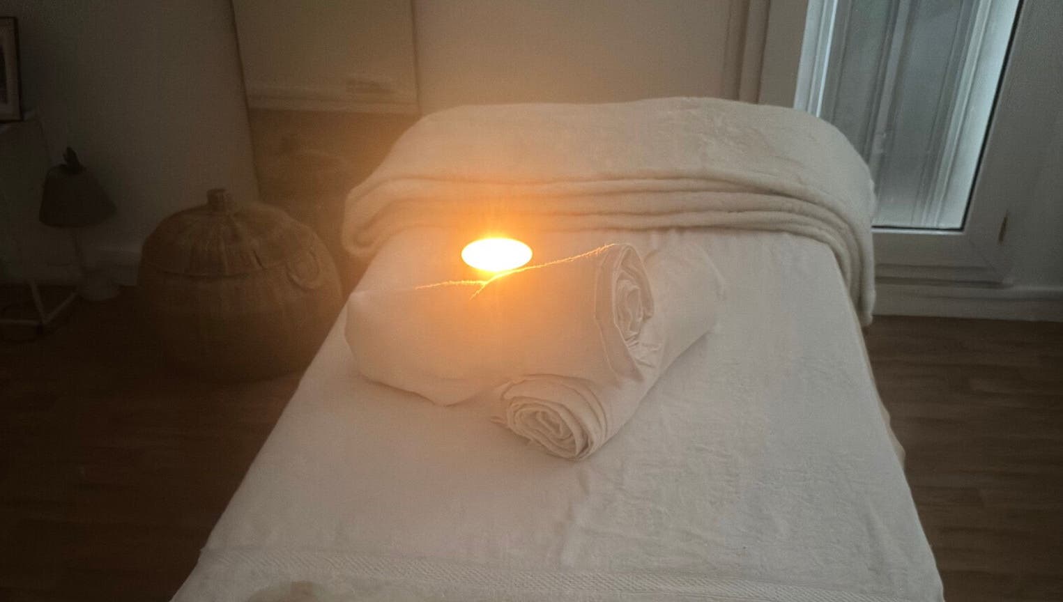 Cadre apaisant avec table de massage à Bien être à Domicile, Saint-Gratien, Île-de-France, FR.